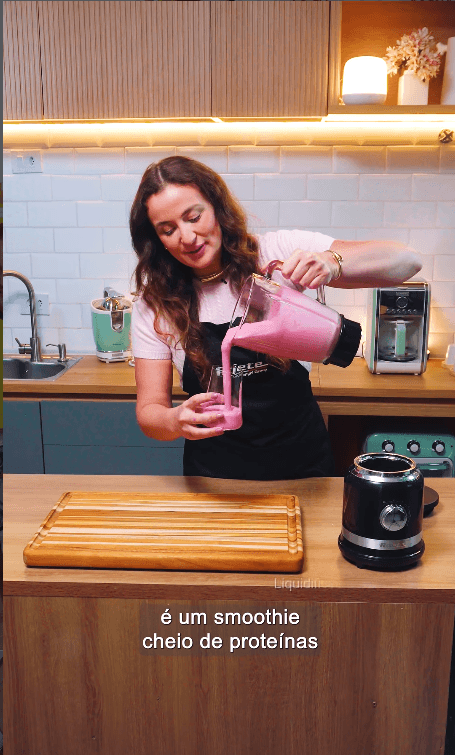 Creator produzindo conteúdo de produto em set de cozinha dos Estúdios Mint